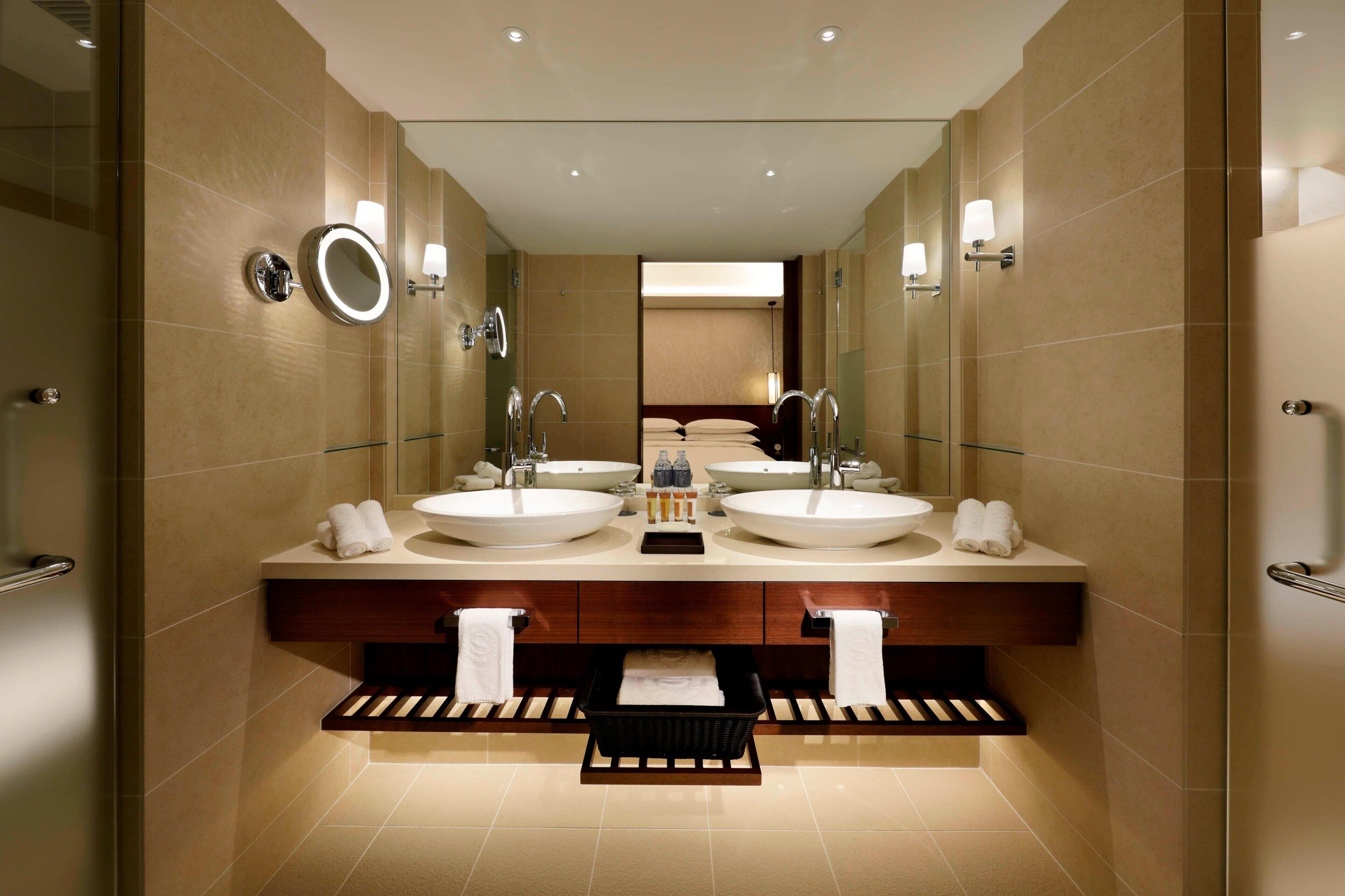 combined shower/bathtub, free toiletries, hair dryer, slippers