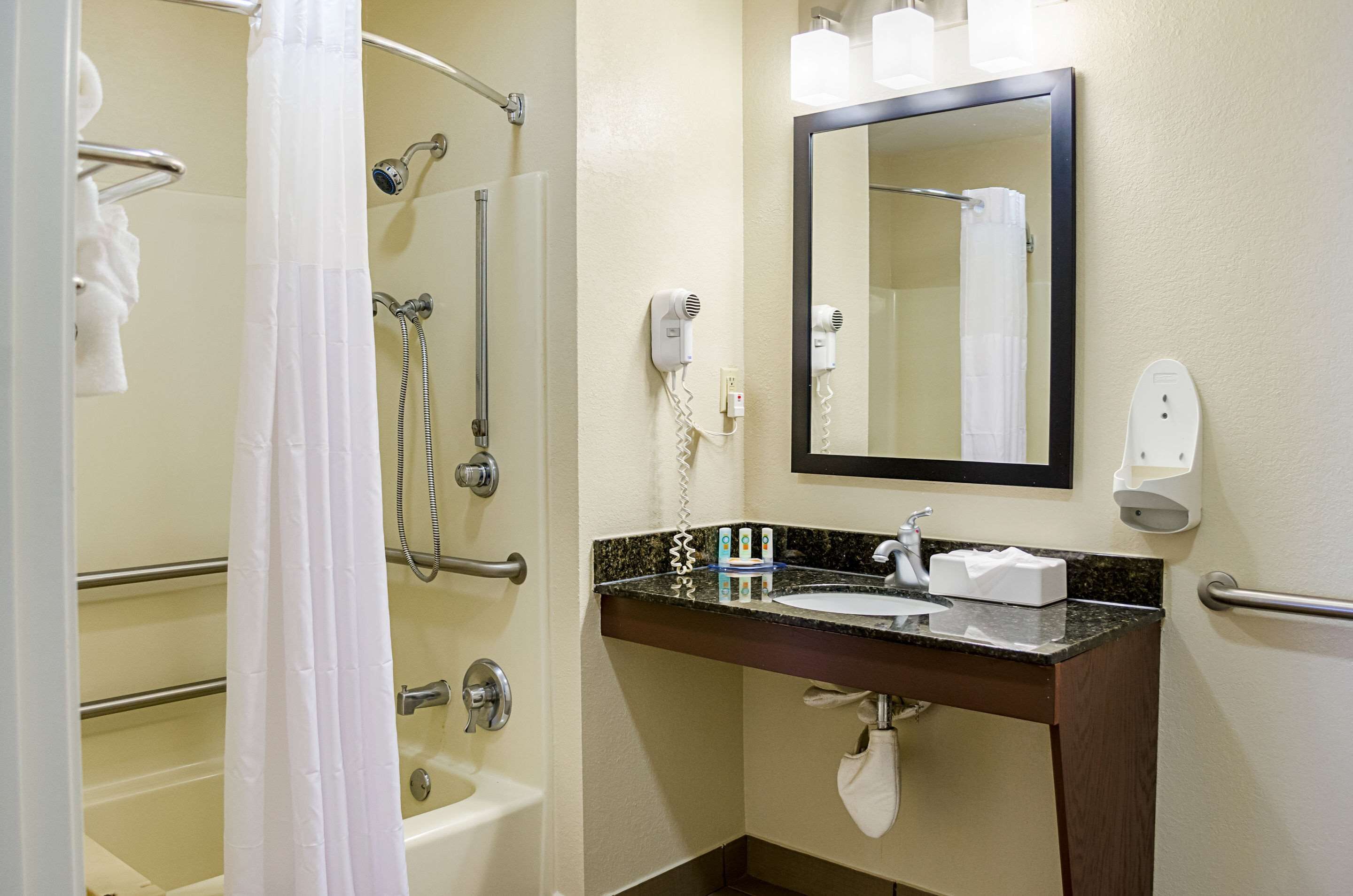 Combined shower/bathtub, deep-soaking bathtub, free toiletries