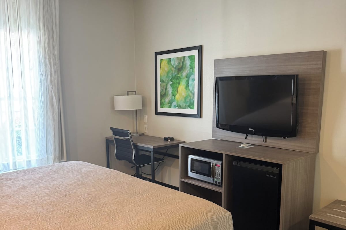 Pillowtop beds, desk, iron/ironing board, free WiFi