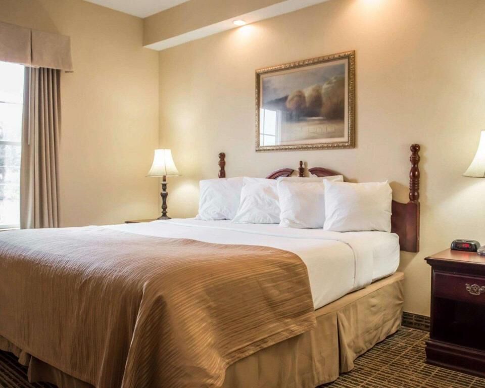 Camas con pillow-top, escritorio y tabla de planchar con plancha 