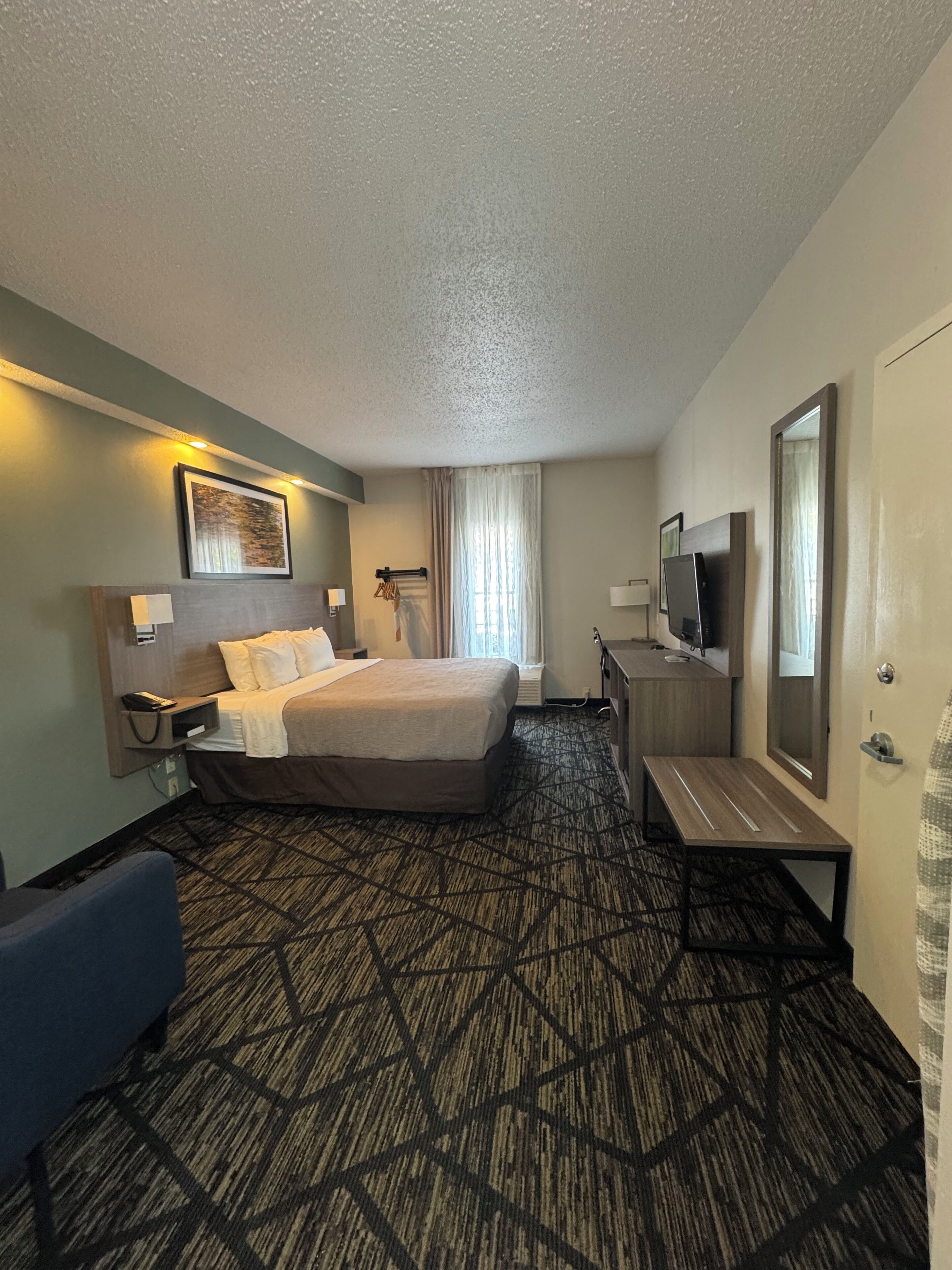 أسرّة بطبقة علوية مريحة ومكتب ومكواة/لوح كي وواي فاي مجانًا