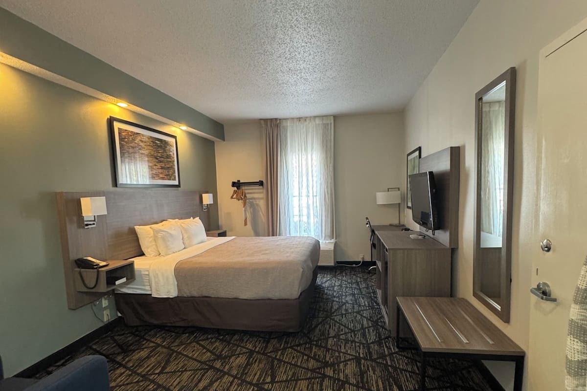 أسرّة بطبقة علوية مريحة ومكتب ومكواة/لوح كي وواي فاي مجانًا