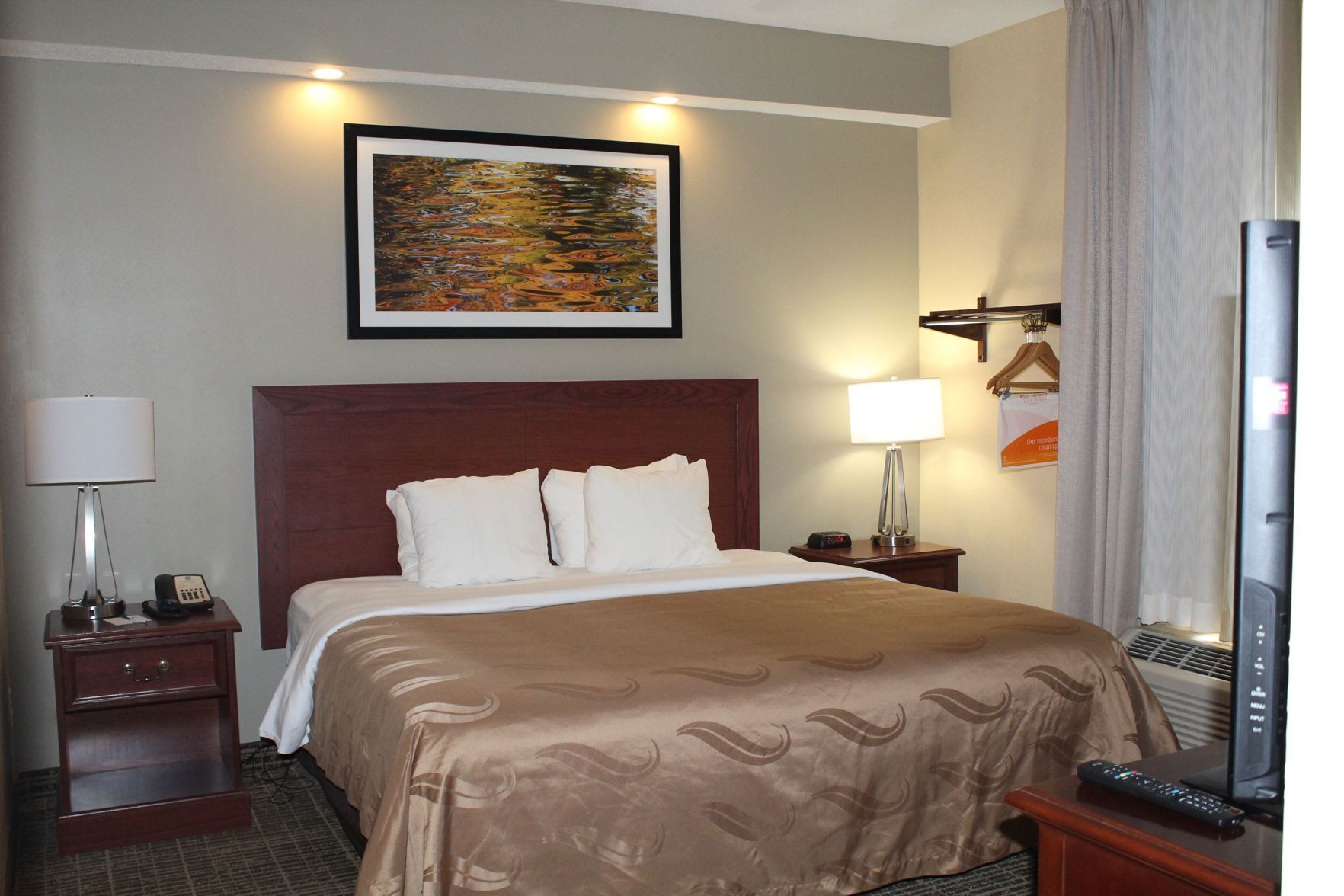 Camas con pillow-top, escritorio y tabla de planchar con plancha 