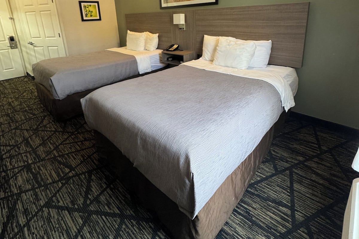 أسرّة بطبقة علوية مريحة ومكتب ومكواة/لوح كي وواي فاي مجانًا