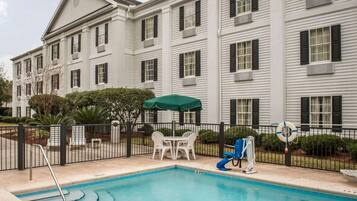 Outdoor pool, pool loungers