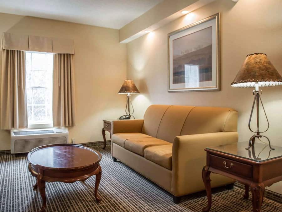 Camas con pillow-top, escritorio y tabla de planchar con plancha