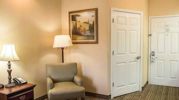 Camera Standard, 1 letto king, non fumatori | Materassi a doppio strato, una scrivania, ferro/asse da stiro