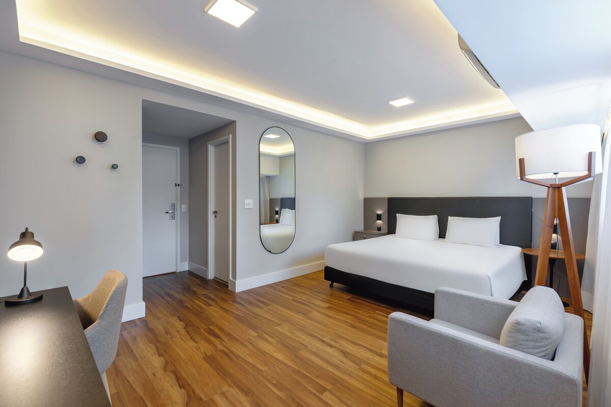 Luxe kamer, 1 kingsize bed | Een minibar, een kluis op de kamer, een bureau, verduisterende gordijnen