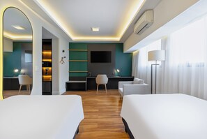 A hotel room with two beds, a desk, a chair, a TV, and a lamp. - Wyndham Sao Paulo Berrini (São Paulo)