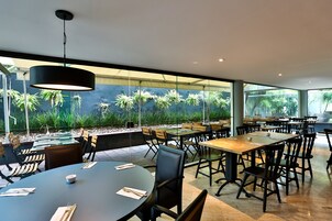 供应午餐和晚餐