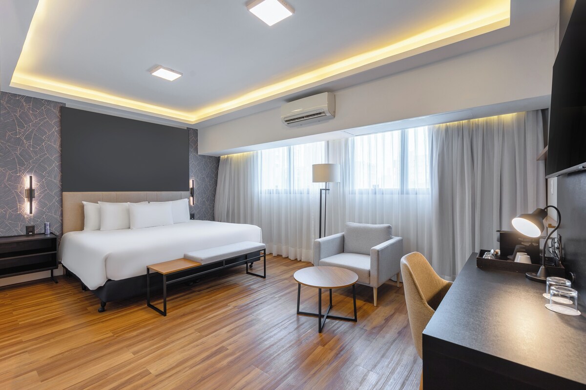 Royal kamer, 1 kingsize bed | Een minibar, een kluis op de kamer, een bureau, verduisterende gordijnen