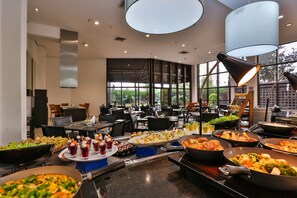 Desayuno buffet todos los días (BRL 55 por persona) 