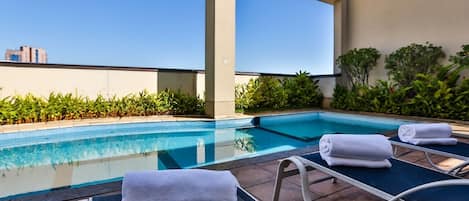 Piscine extérieure, chaises longues