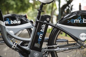 Una bicicleta con la marca "embik" y el sitio web "www.embik.com".