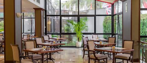 Serveert ontbijt, lunch en diner