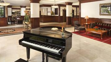 Bar-salon dans le hall