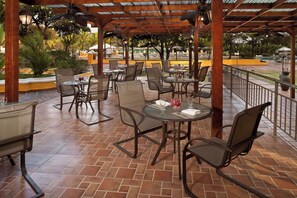 Se sirven desayunos y cocina internacional; con vista a la alberca 