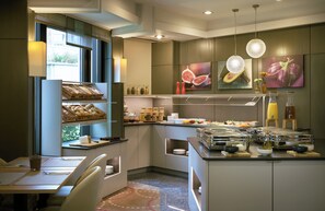 Café da manhã com buffet diário (EUR 18 por pessoa) 