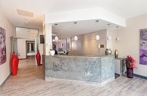 Reception - Leonardo Hotel Munich City North (Munich)