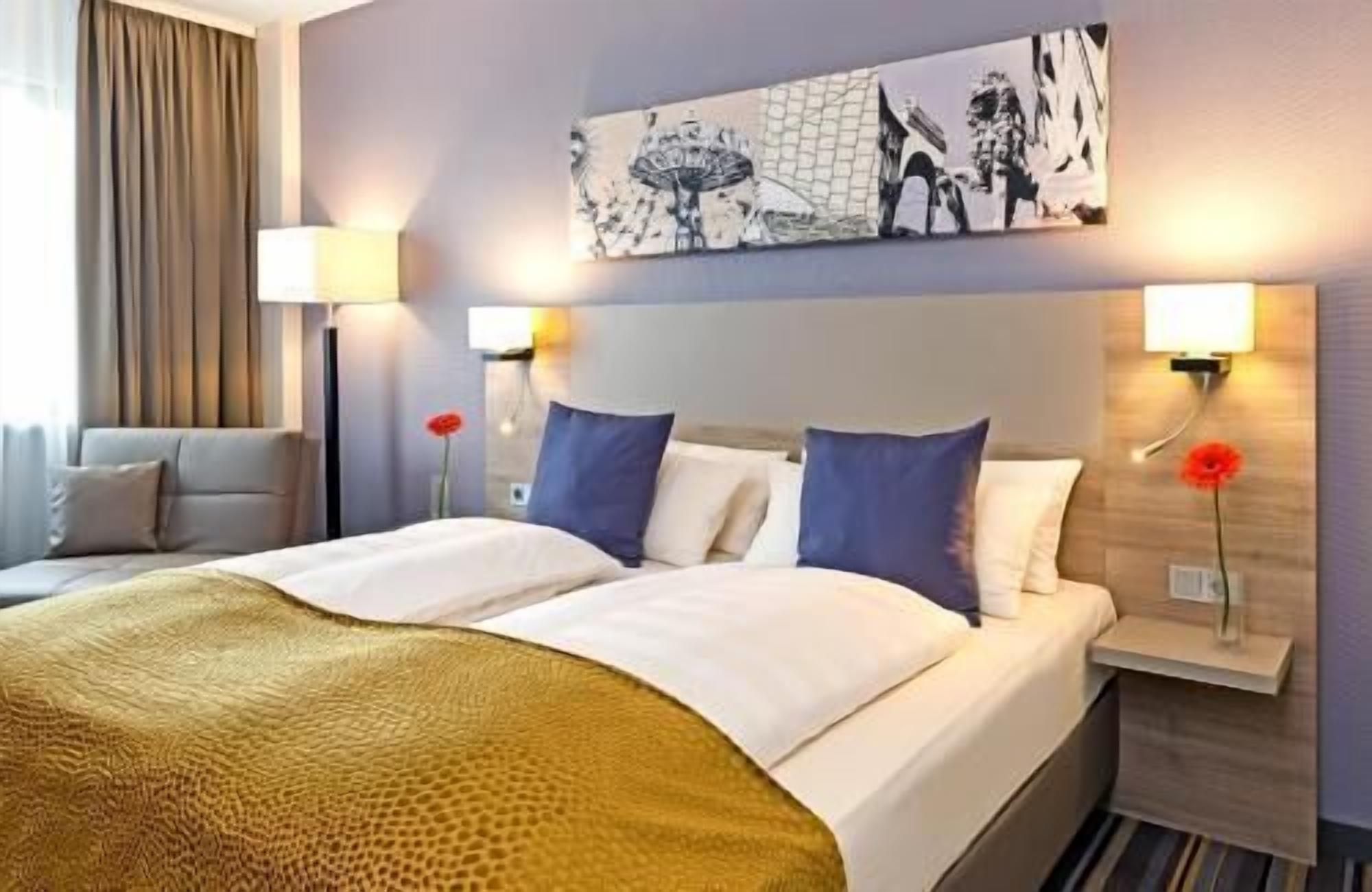 Ropa de cama hipoalergénica, minibar, caja fuerte y escritorio