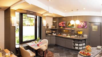 Desayuno buffet diario (EUR 18 por persona)