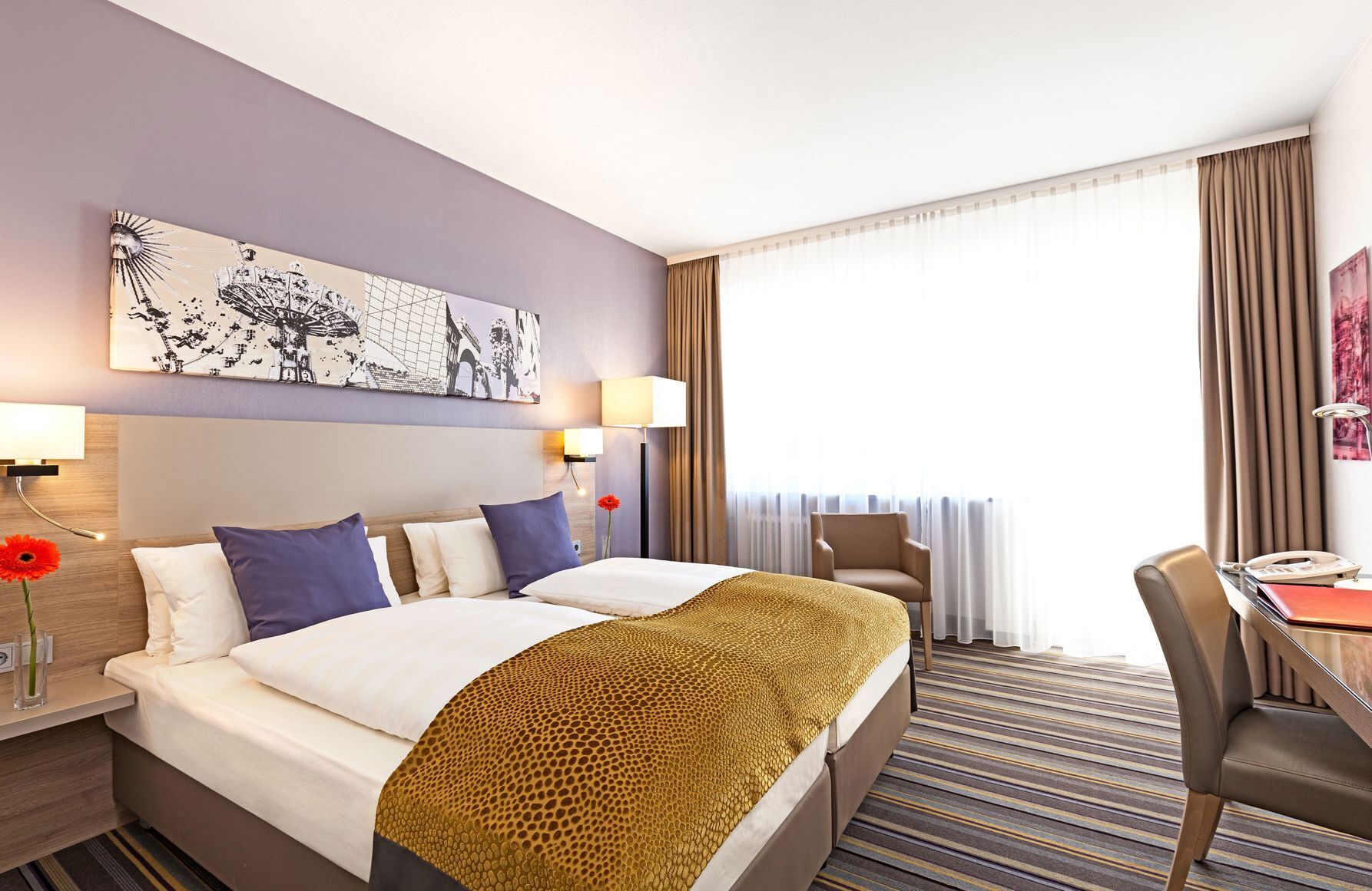 Ropa de cama hipoalergénica, minibar, caja fuerte y escritorio