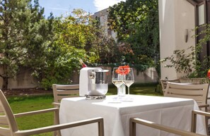 Outdoor dining - Leonardo Hotel Munich City North (Munich)