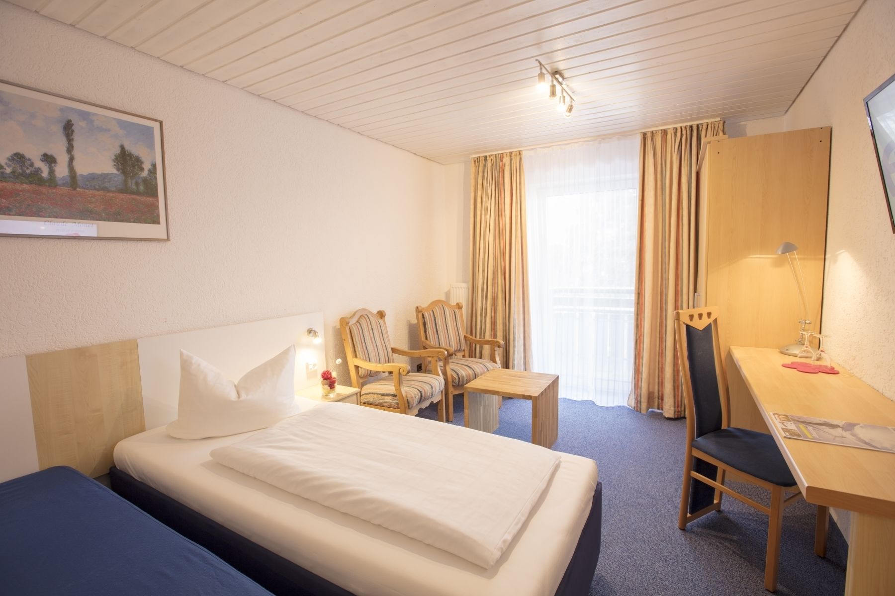 single room | room amenity