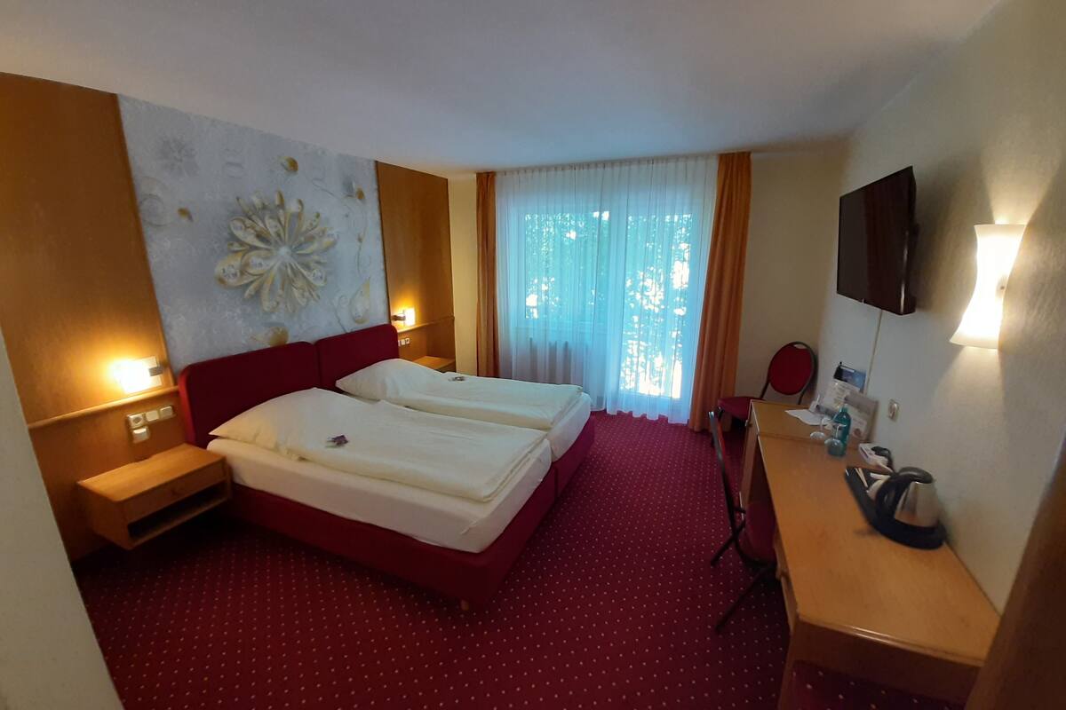 hypo-allergenic bedding, minibar, desk, laptop workspace