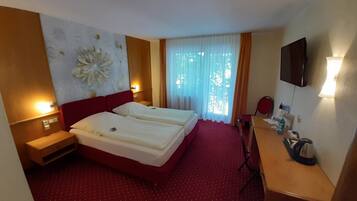 Hypo-allergenic bedding, minibar, desk, laptop workspace