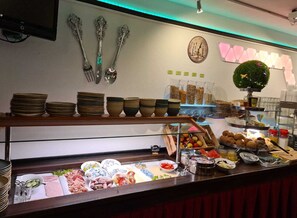 Tägliches Frühstücksbuffet (9.9 EUR pro Person)