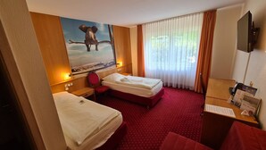 Ropa de cama hipoalergénica, minibar y escritorio 