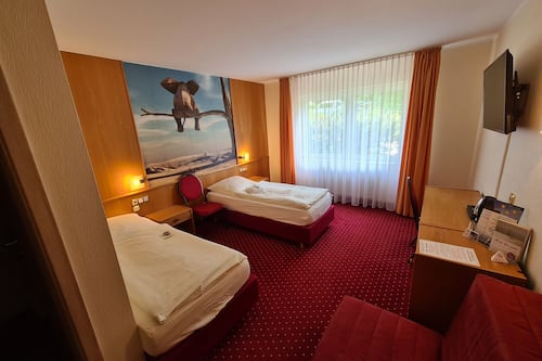 Hypo-allergenic bedding, minibar, desk, laptop workspace