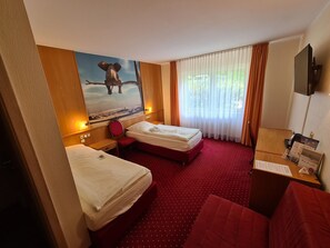 1 bedroom, hypo-allergenic bedding, minibar, desk