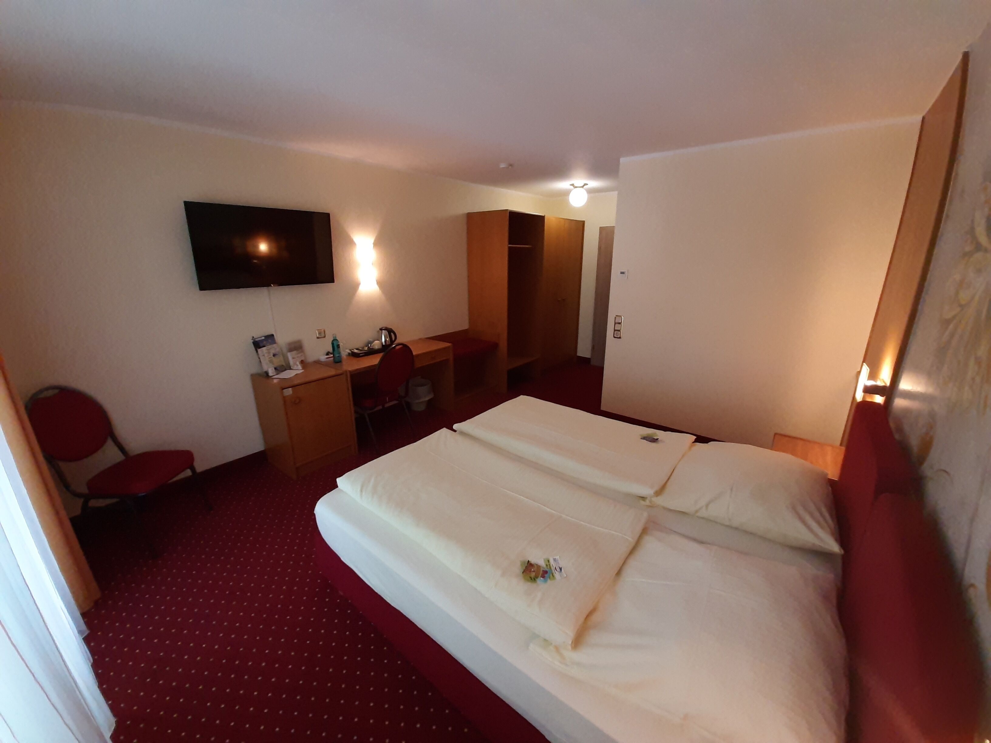 basic twin room | hypo-allergenic bedding, minibar, desk, laptop workspace