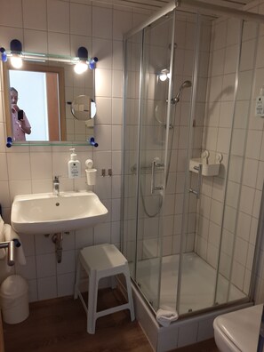 Een douche, gratis toiletartikelen, een haardroger, handdoeken