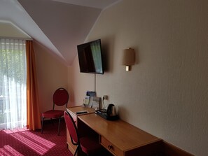Hypo-allergenic bedding, minibar, desk, laptop workspace