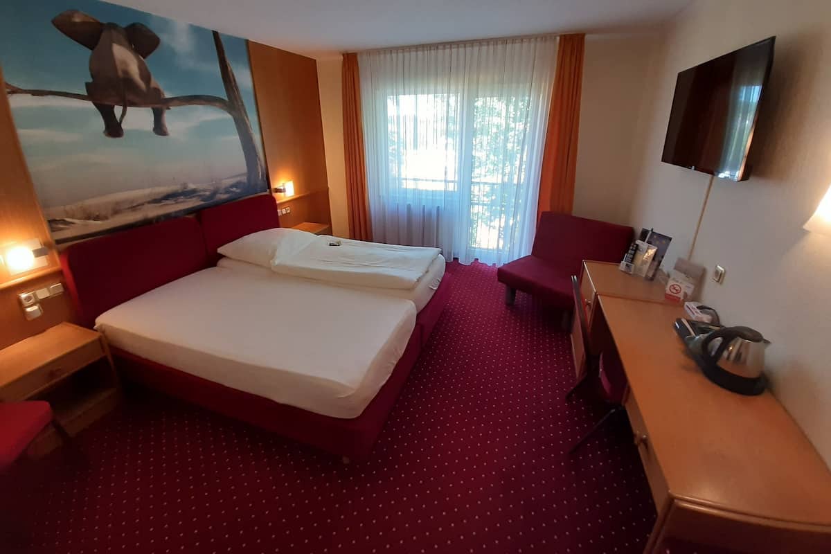 Hypo-allergenic bedding, minibar, desk, laptop workspace