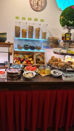 Frukostbuffé varje dag (EUR 9.9 per person)