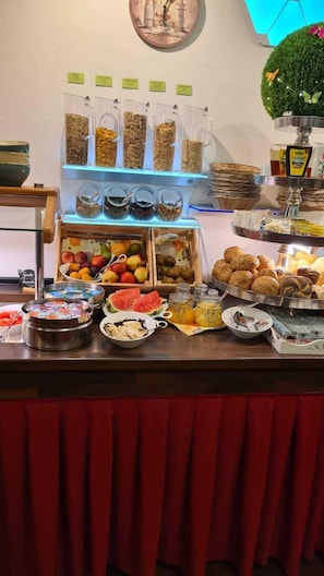 Buffet déjeuner (9.9 EUR par personne)