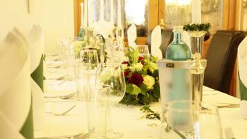 Breakfast and dinner served, German cuisine