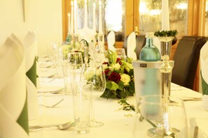 Petit déjeuner et dîner servis sur place, spécialités Cuisine allemande