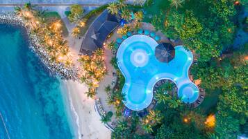 Private beach, white sand, beach umbrellas, beach towels
