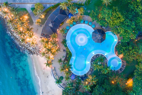 Private beach, white sand, beach umbrellas, beach towels