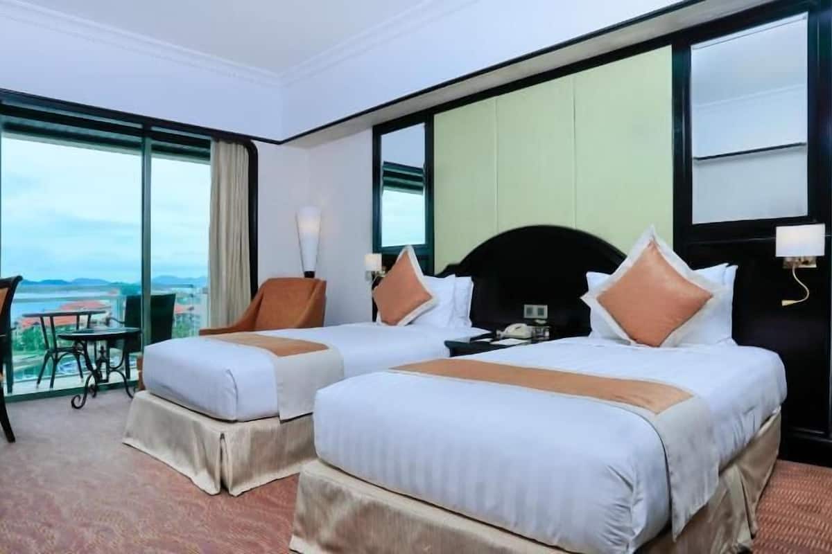Camas con efecto memoria, minibar y caja de seguridad en la habitación
