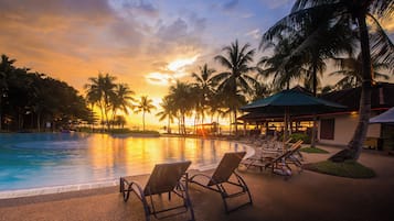 3 outdoor pools, pool umbrellas, pool loungers