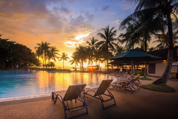 3 outdoor pools, pool umbrellas, sun loungers