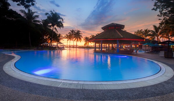 3 piscines extérieures, parasols de plage, chaises longues