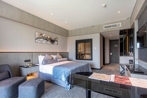 Premium room | Busa memori, bar mini, peti besi dalam bilik, meja 