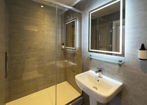 Premier Double Room | Bathroom | Free toiletries, hair dryer, towels - Berjaya Eden Park London Hotel (London)